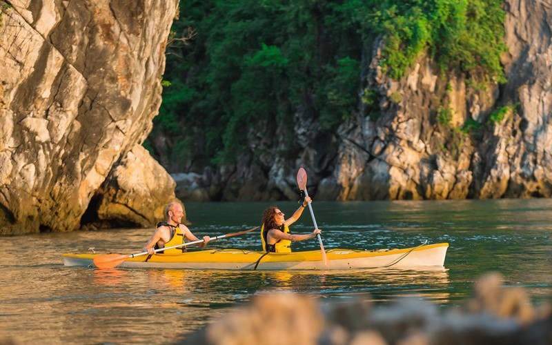 Halong kayaking