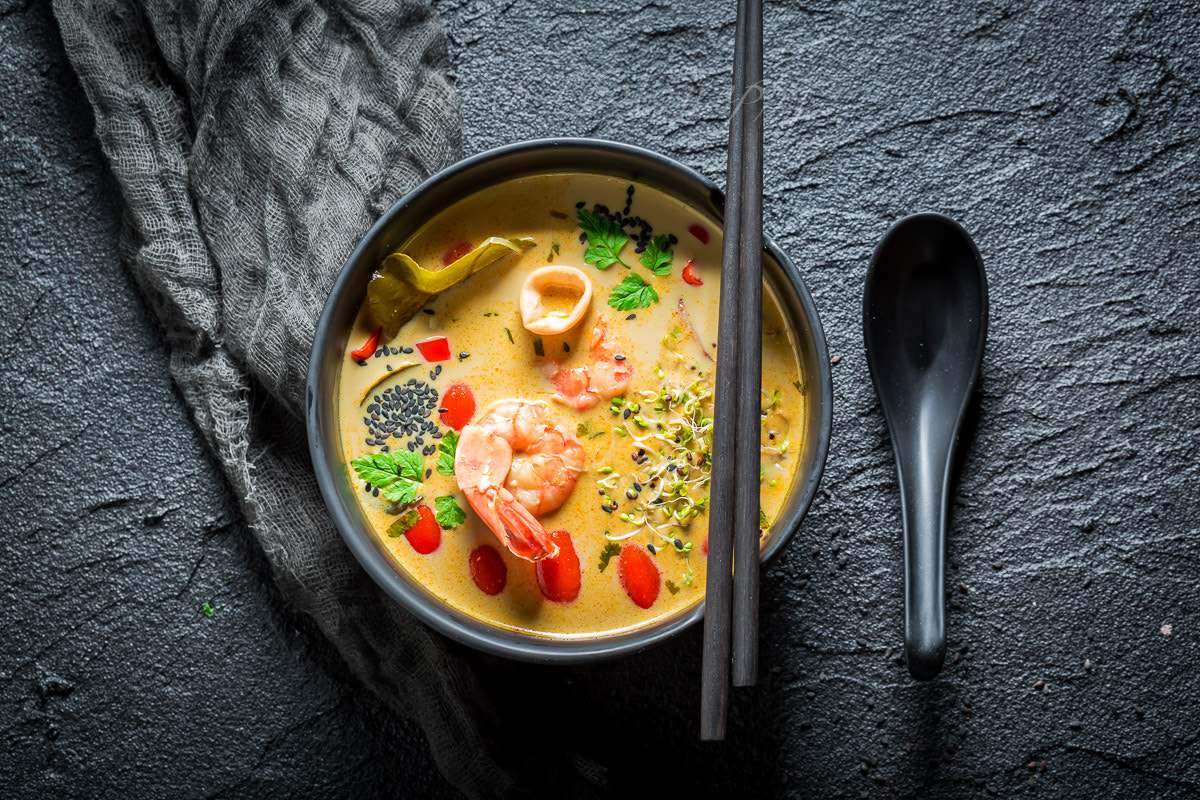 O prato nacional da Tailândia, sopa Tom Yum