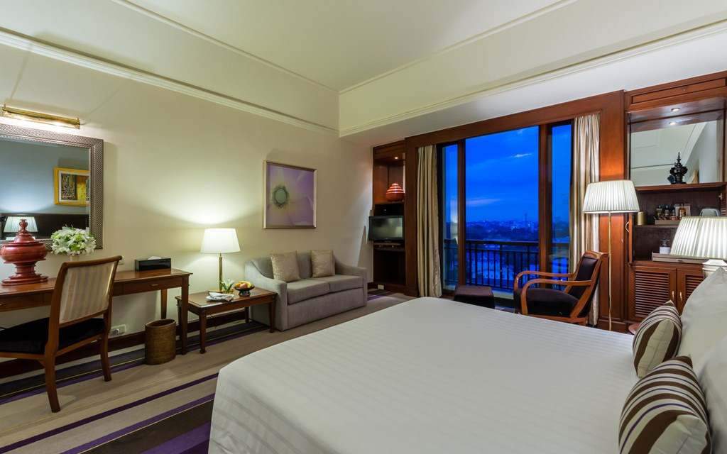 Quarto de Luxo com vista ao pagode do Chatrium Hotel Royal Lake Yangon