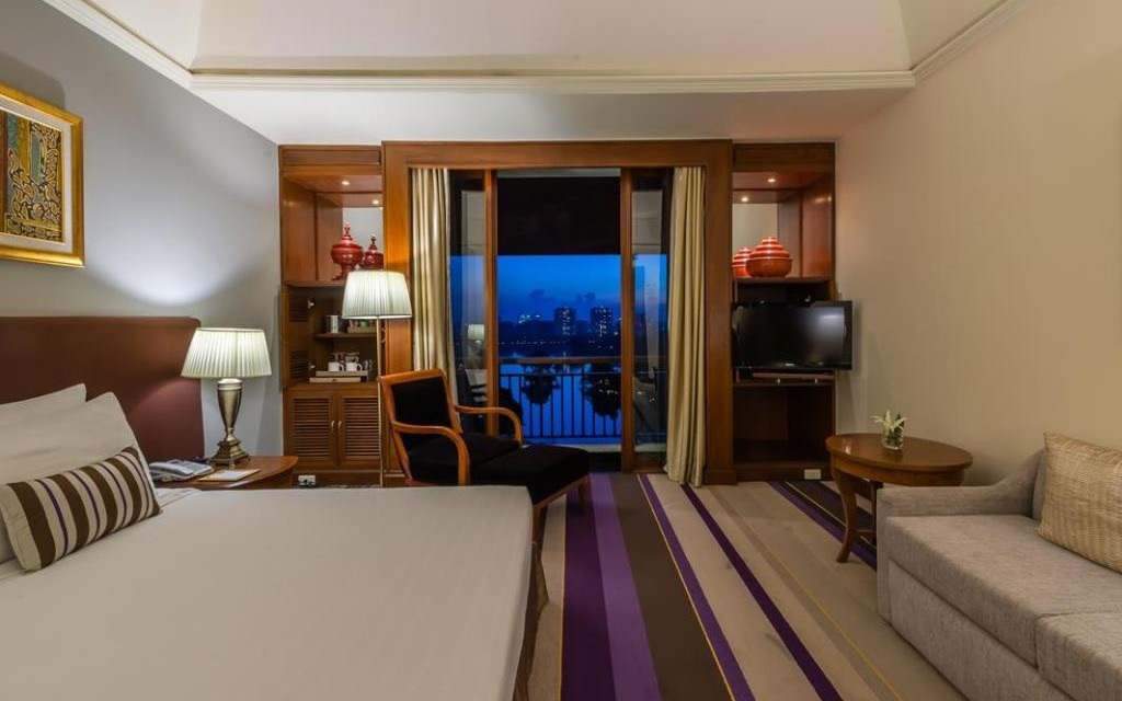 Quarto de Luxo com vista ao pagode do Chatrium Hotel Royal Lake Yangon