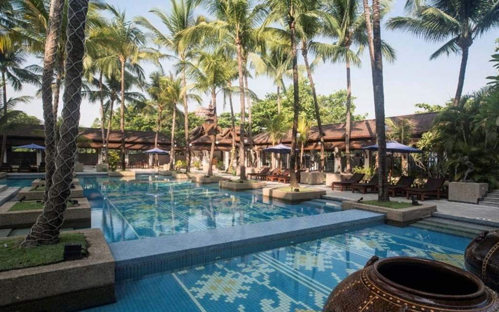 Piscina do Chatrium Hotel Royal Lake Yangon