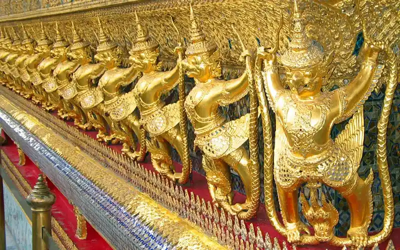 base do Ubosot no Wat Phra Kaew exibe 112 Garudas