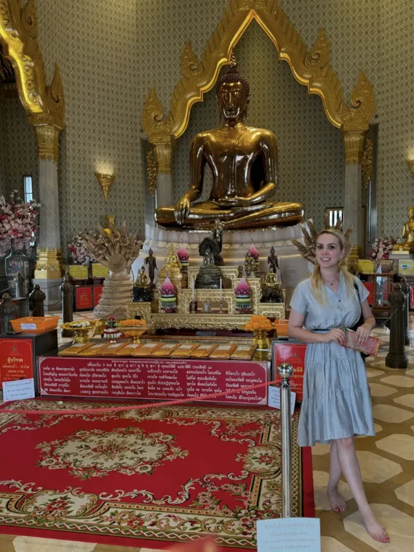 Estátua do Buda dourado simboliza sorte e prosperidade