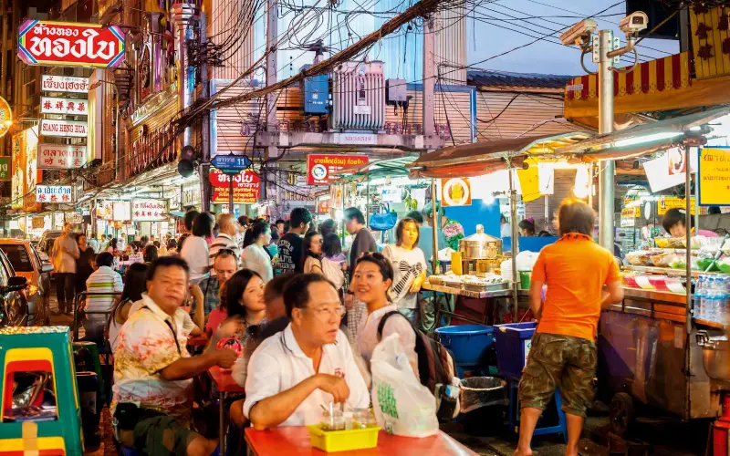 A Chinatown de Bangkok é conhecida como o paraíso definitivo da comida de rua na Tailândia