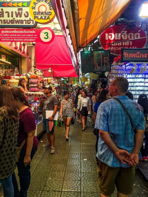Mercado Sampeng vende tecidos, joias e souvenirs baratos