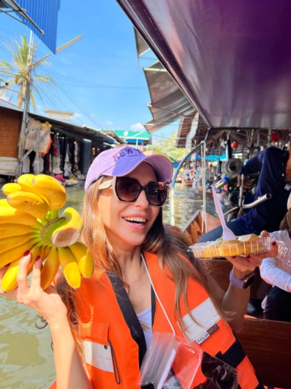 Compre frutas frescas e petiscos enquanto passeia de barco em Damnoen Saduak