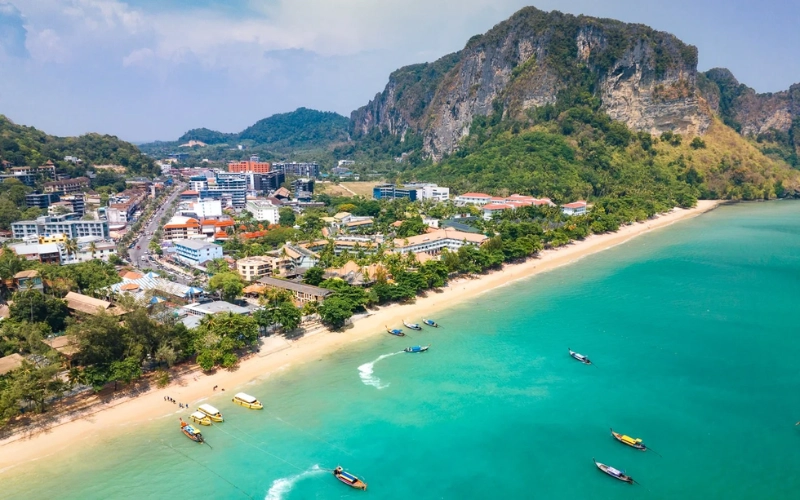 Ao Nang vibra com passeios e pores do sol