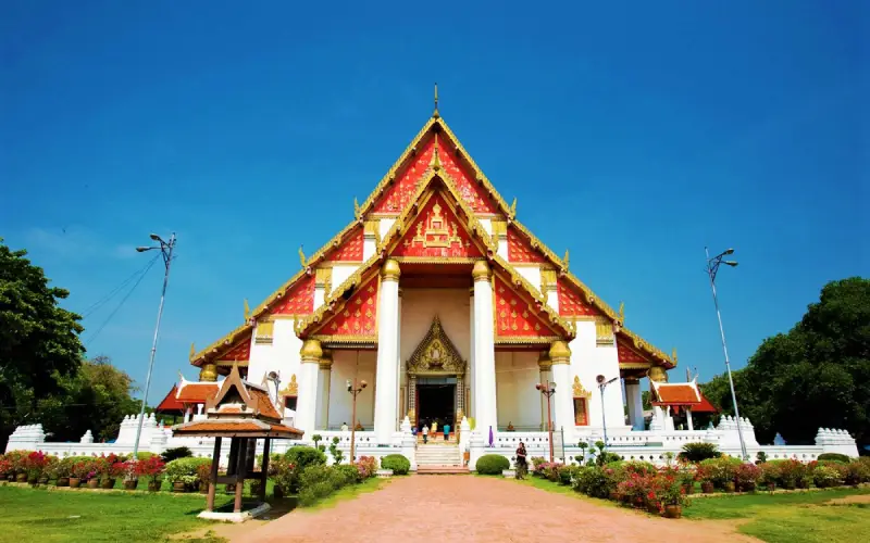 Viharn Phra Mongkol Bophit guarda grande Buda de bronze