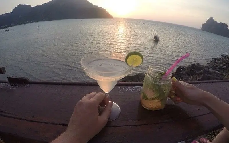 Relaxe da praia até o bar em Phi Phi