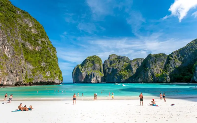 Caminhe na areia macia de Phi Phi