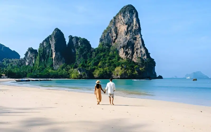 Curta um dia calmo na ilha Phi Phi