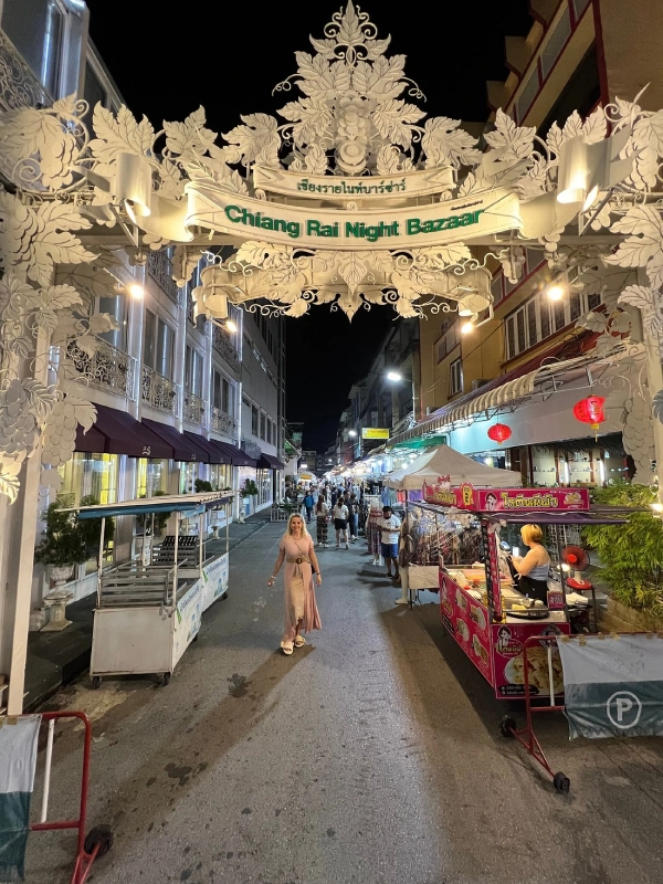 Mercado Noturno é parada obrigatória para compras