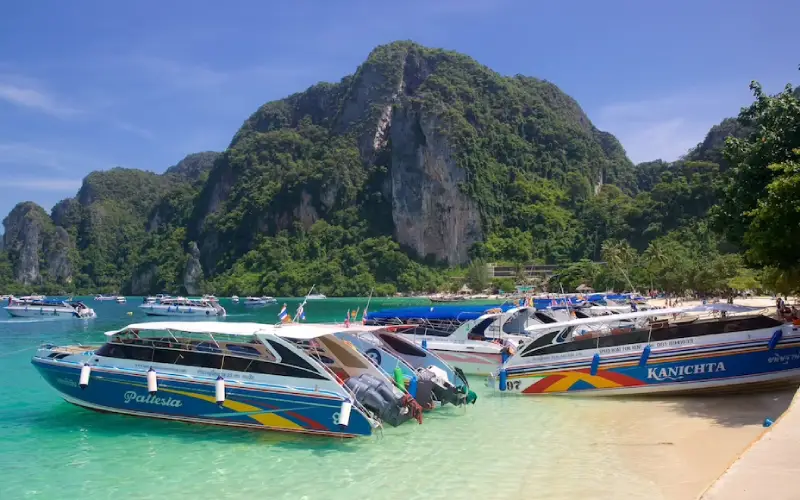 Embarque nos barcos vibrantes de Phi Phi
