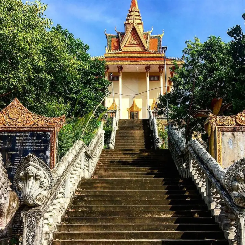 Suba ao Wat Samathi e admire a vista