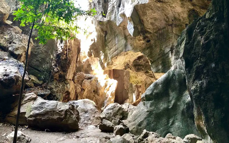 Visite caverna e lago escondido fora da cidade