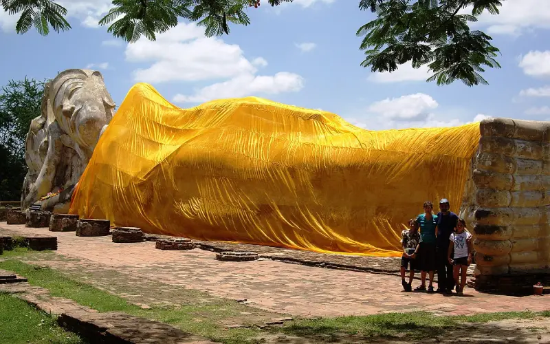 Wat Lokkayasutharam revela o grande Buda reclinado