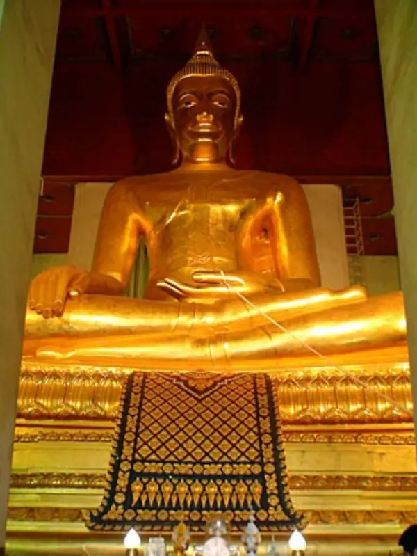 Templo abriga enorme Buda de bronze dourado da Tailândia