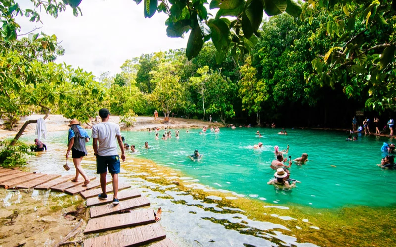 Emerald Pool é lago refrescante na mata