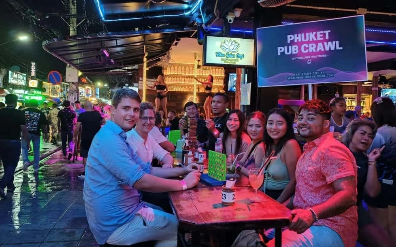Explore bares variados na Bangla Road à noite