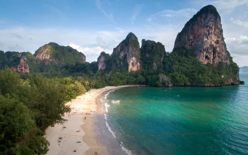 Krabi une mar esmeralda e falésias mágicas