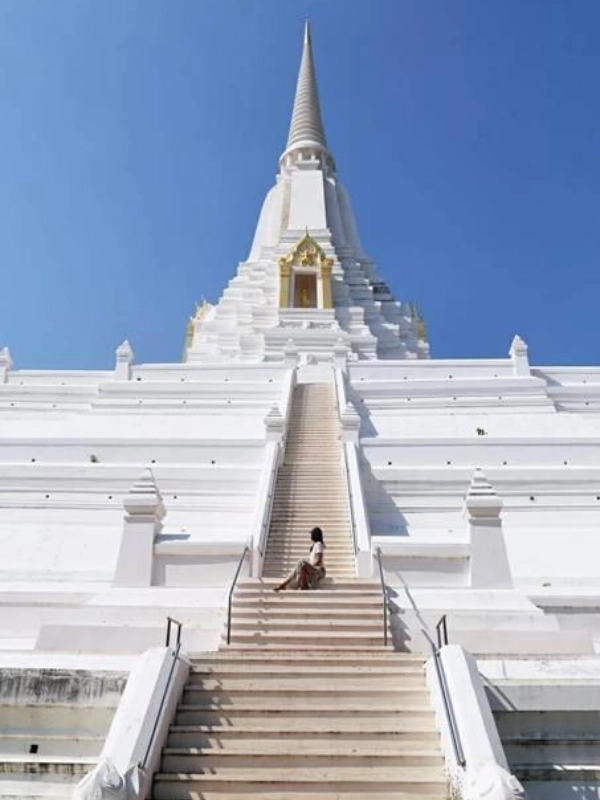 Localizada a aproximadamente 80 km do centro de Bangkok, a viagem de um dia até a cidade histórica de Ayutthaya é bastante confortável