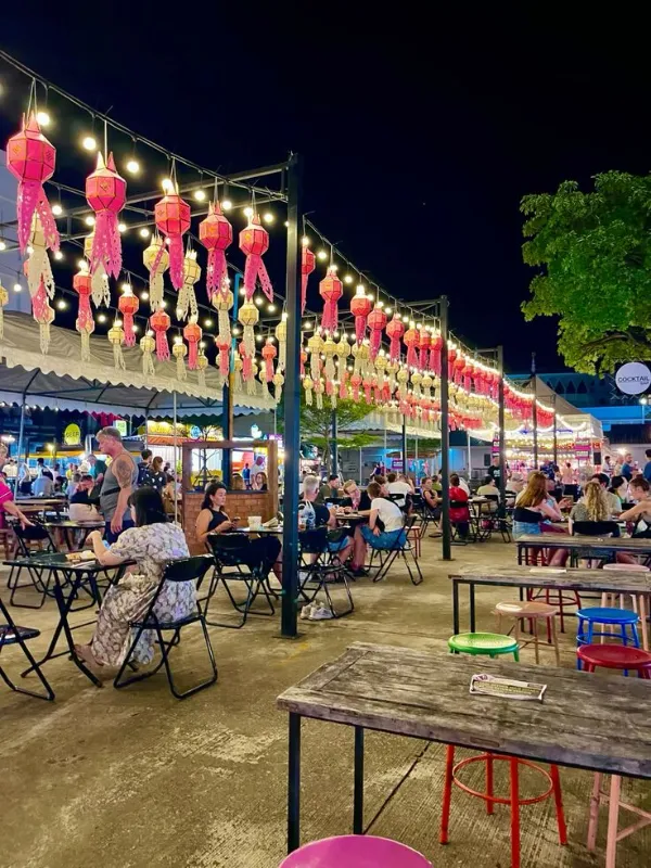 Mercado Noturno: comida, artesanato e agitação