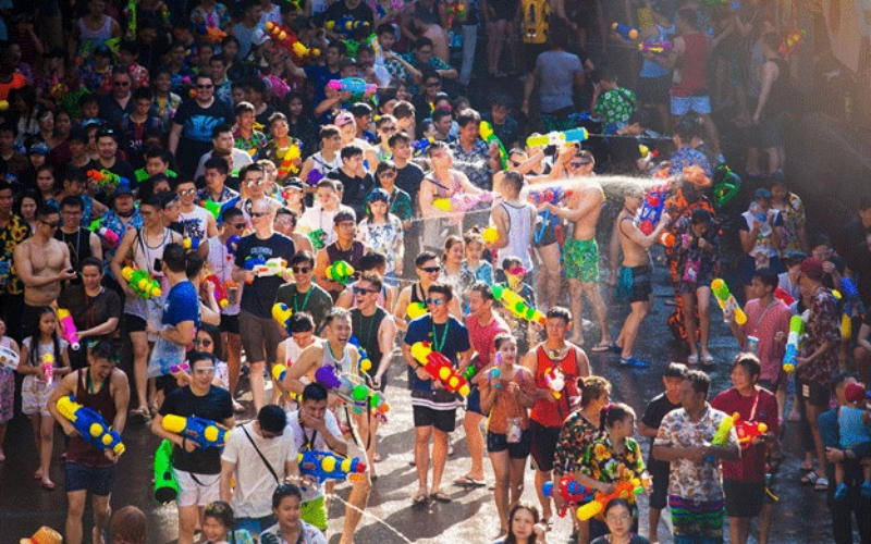 Moradores e turistas transformam Bangkok em um grande festival de água durante o Songkran