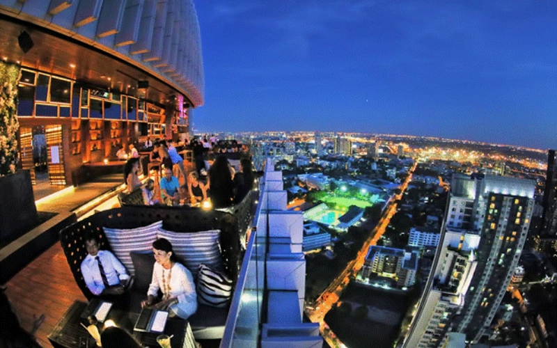 O Octave Rooftop Bar ilumina o horizonte de Bangkok com vistas deslumbrantes do pôr do sol