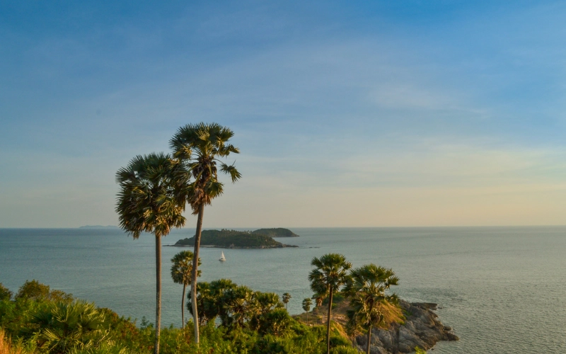 Promthep Cape encanta do amanhecer ao pôr do sol