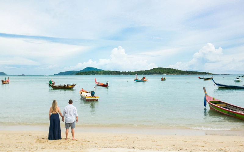 Rawai Beach é joia do sul perfeita para fotos