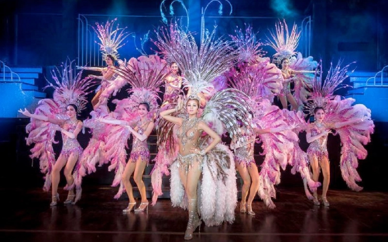 Simon Cabaret encanta com presença de palco