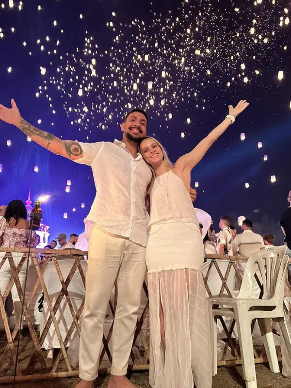 Visitantes buscam o mágico Festival Yi Peng