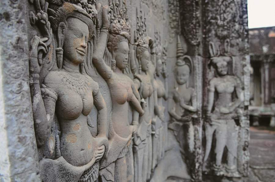 Apsara dancer statues in Angkor Wat