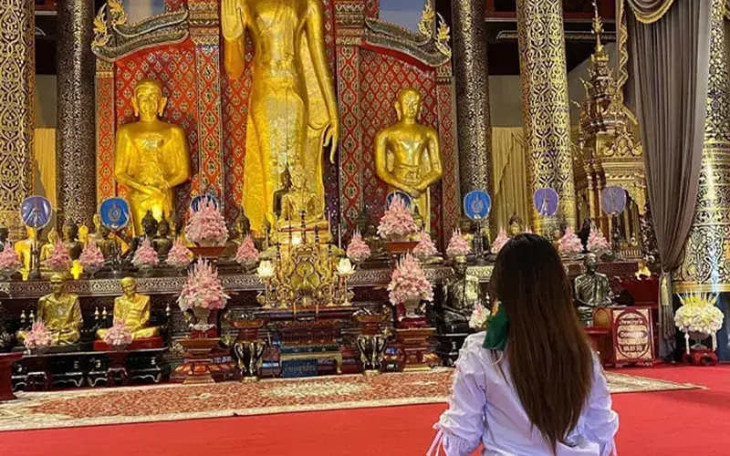 Os visitantes acendem velas e oferecem orações por saúde, paz e prosperidade