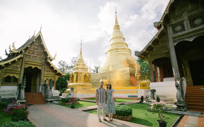 Os casais capturam momentos românticos em meio à beleza do Viharn Lai Kham