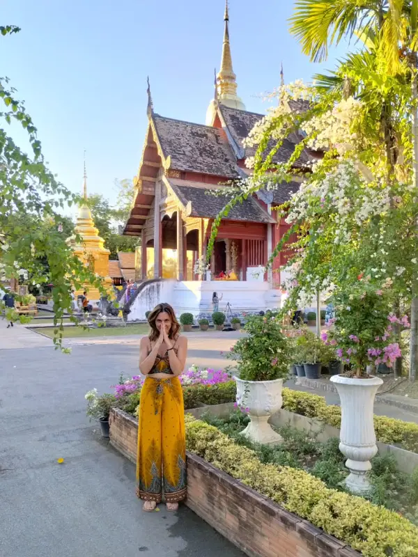 Os elegantes chofas dos templos aparecem sutilmente em deslumbrantes fotos de check-in dos turistas