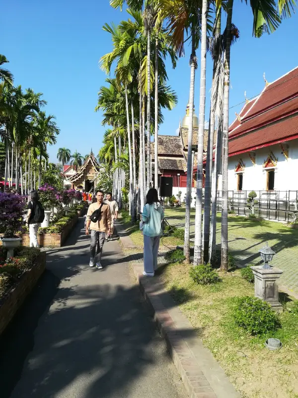 Caso esteja hospedado na Cidade Antiga, você pode facilmente caminhar uma curta distância para chegar ao templo