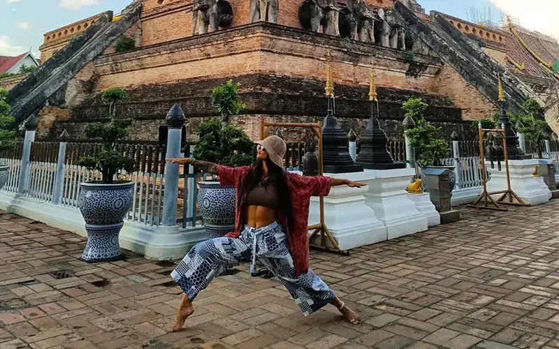Muitos brasileiros passam o tempo meditando em torno do Wat Chedi Luang (Credit: @alish_mistry)
