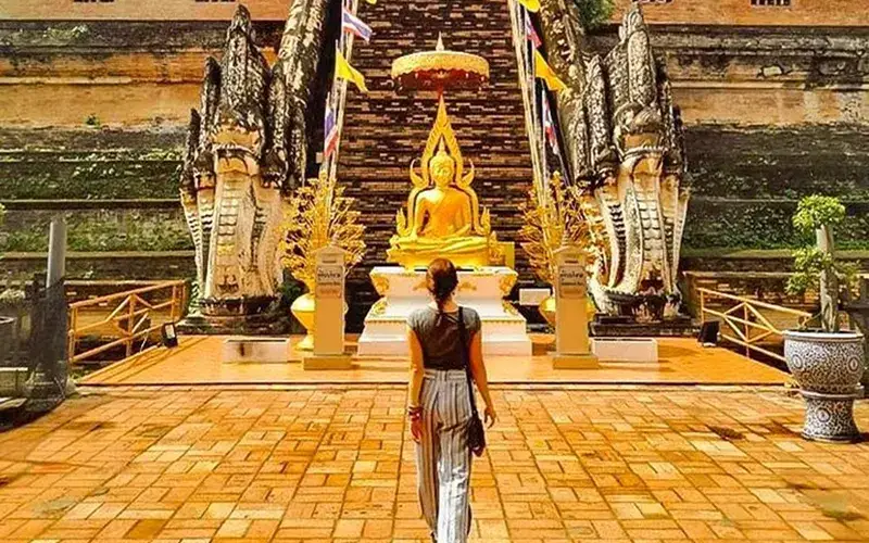 O pagode em Wat Chedi Luang é um símbolo atemporal da herança cultural e espiritual da Tailândia