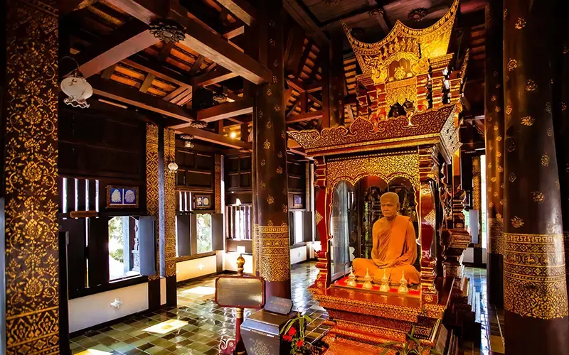 Seu telhado de telhas verdes envidraçadas flui graciosamente, lembrando o movimento da água