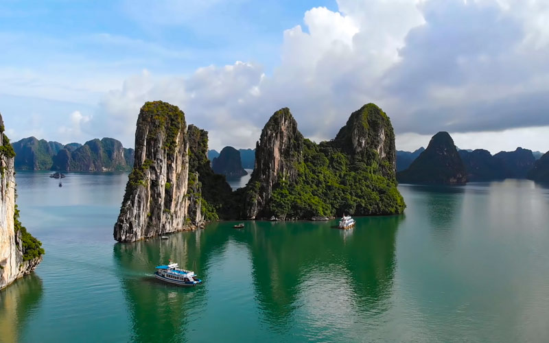 Ha Long Bay - Spectacular tourist trap