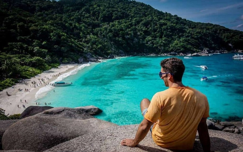Baía do Pato Donald mostra praia calma e mirante