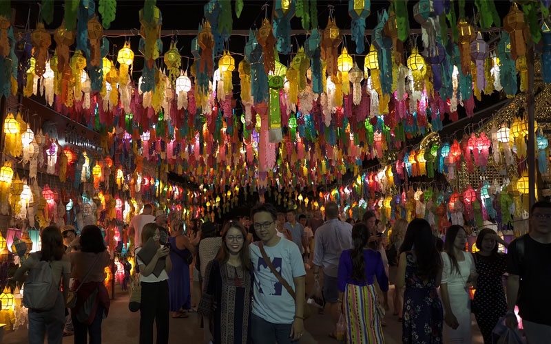 Calle de Chiang Mai en el festival de la linterna