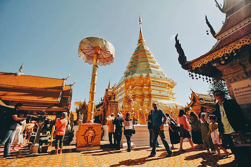 Doi Suthep impressiona com sua estupa dourada e vistas panorâmicas da cidade.