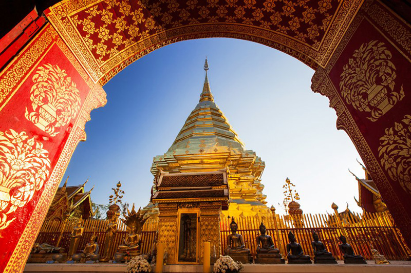Arquitetura majestosa do Wat Doi Suthep Tailândia sob o céu azul