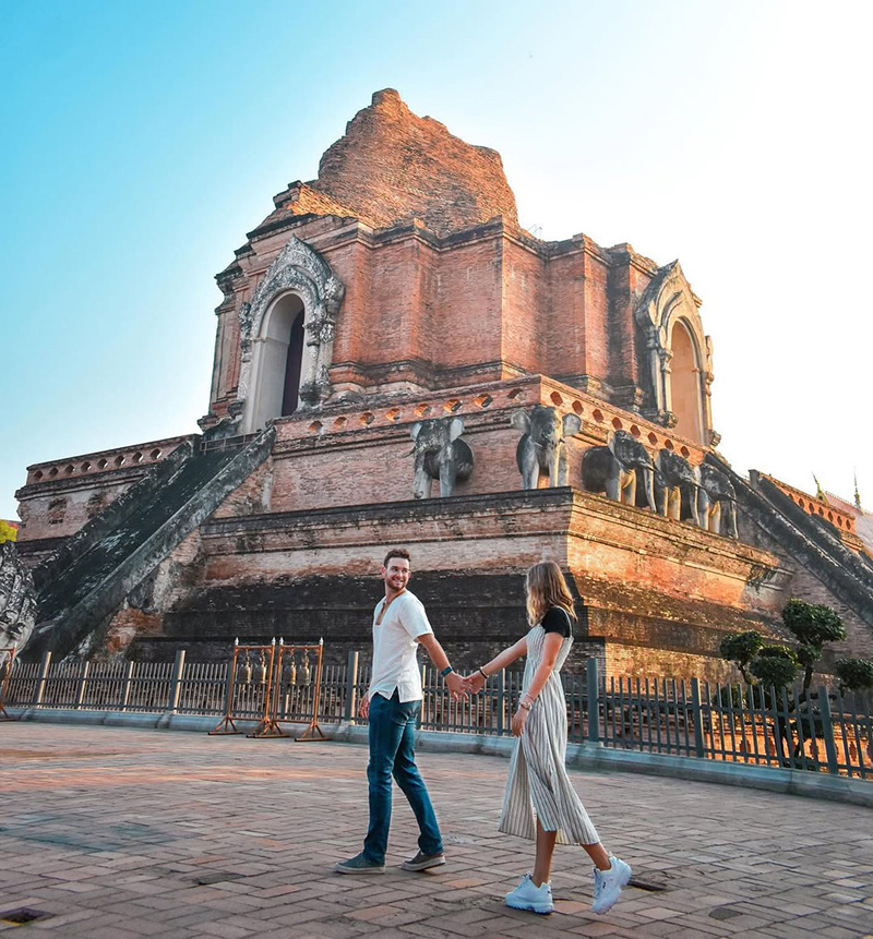 Pôr do sol em Wat Chedi Luang