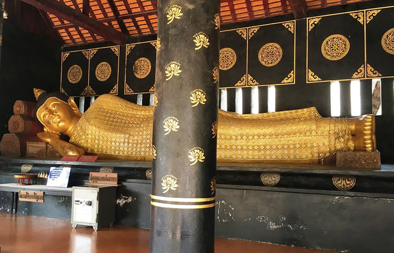 O Buda dentro de Wat Chedi Luang simboliza paz e iluminação.