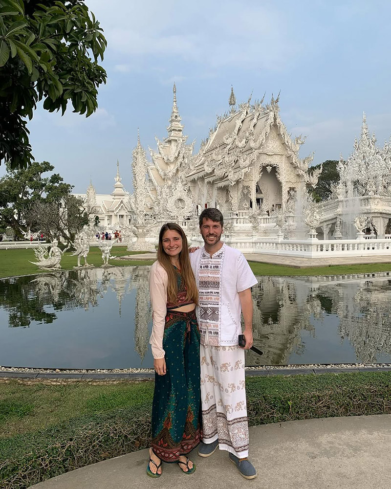 Os costumes tradicionais tailandeses podem ser encontrados perto de Wat Rong Khun.
