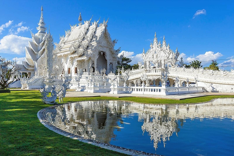 Wat Rong Khun encanta os visitantes com seu deslumbrante design branco total e seu simbolismo.