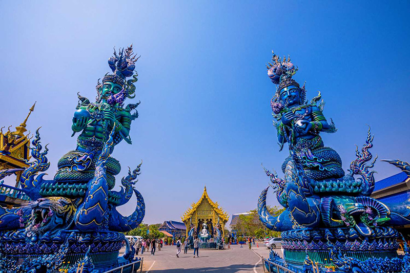 Wat Rong Suea Ten encanta os viajantes com seus tons de azul intenso e detalhes dourados.